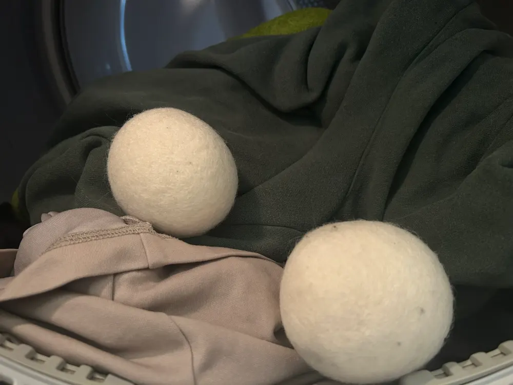 정전기 방지를 위해 건조기에 울 드라이어 볼 넣기 